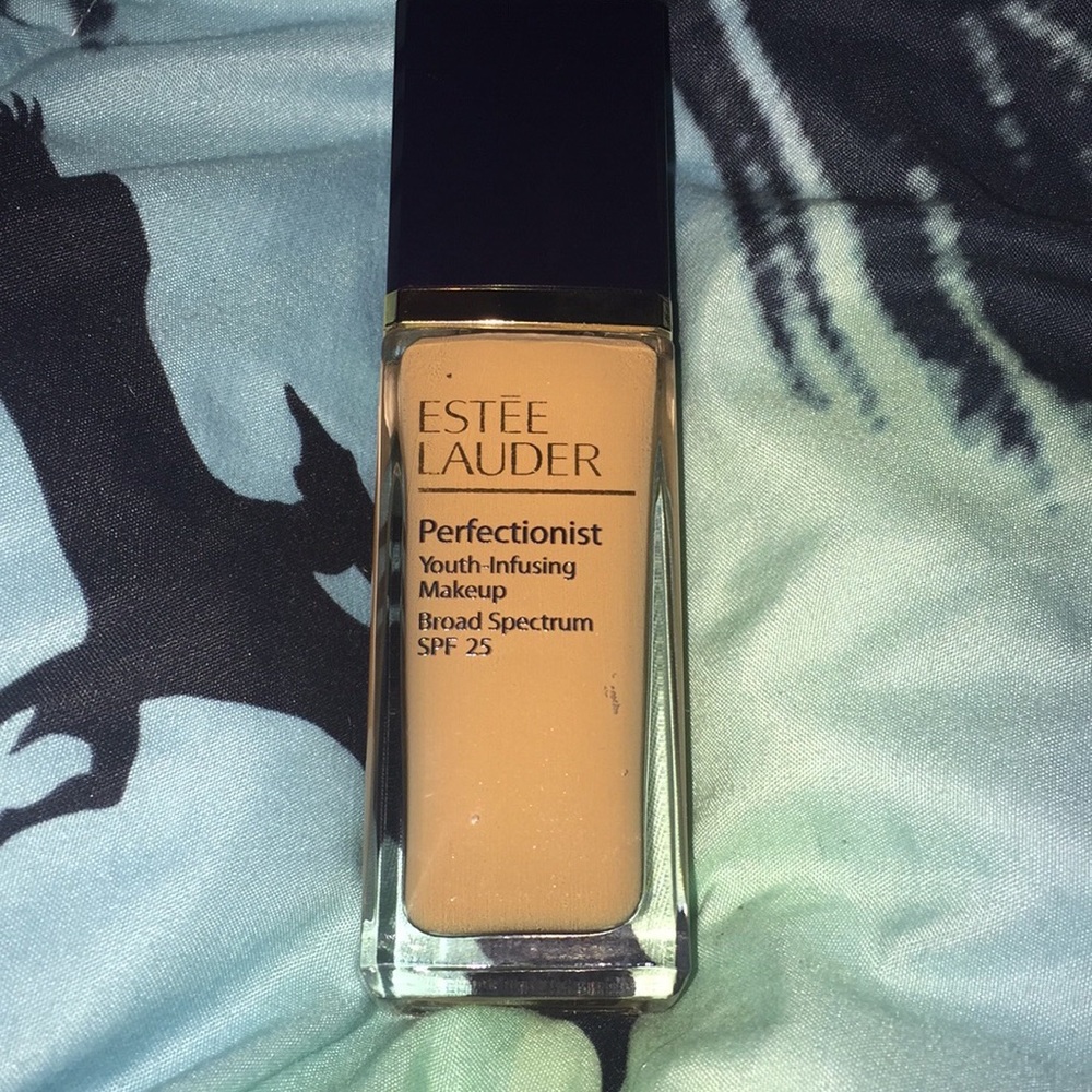Perfectionist Estée Lauder foundation spiced sand